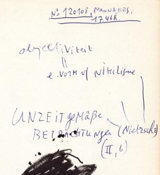 De hedendaagse kunstenaar Werner Mannaers met een kunstwerk