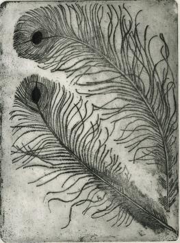 Maria Marques met een ets van twee veren