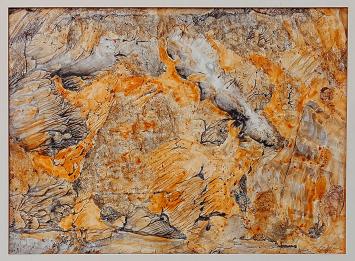 Marieke Van Aeken met een abstract schilderijtje