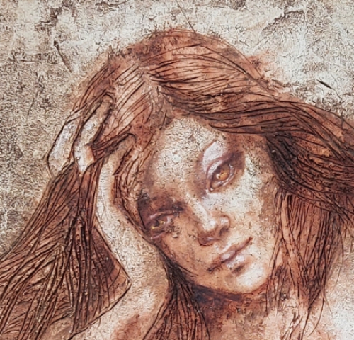 Marika Baumler met een schilderij op gips