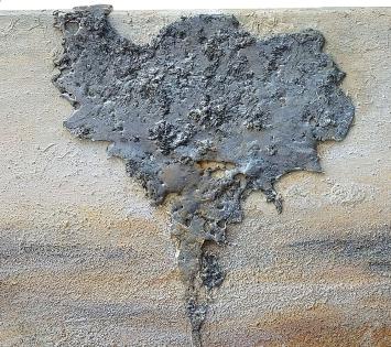 Belgische schilderes Mia Moreaux met abstract kunstwerk