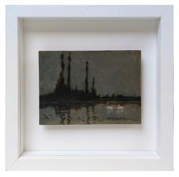 Twee witte zwanen op de vijver, huile sur panneau par Marten Van der Loo, paysage du soir avec reflets dans l’eau.