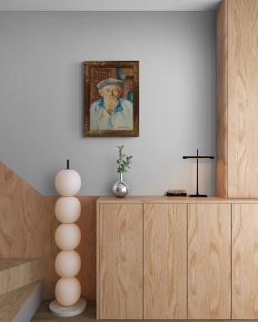 Oude man met pet in rijkelijk interieur