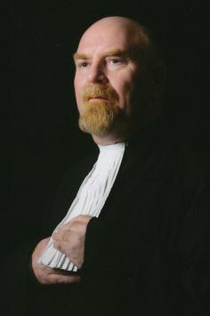 de Nederlandse kunstenaar Paul Blanca met een foto