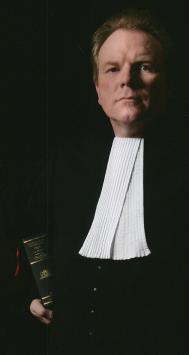 de Nederlandse kunstenaar Paul Blanca met een foto uit 2010