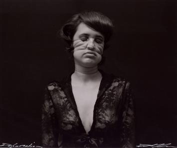 de Nederlandse kunstenaar Paul Blanca met een foto