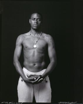 de Nederlandse kunstenaar Paul Blanca met een foto