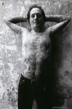 de Nederlandse kunstenaar Paul Blanca met een foto uit 2018