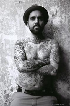 de Nederlandse kunstenaar Paul Blanca met een foto uit 2018