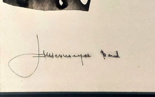 Gentse kunstenaar Paul Grusenmeyer met een kunstwerk op papier