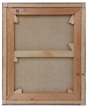 De stoel aan het raam met bloemen op de rijgel