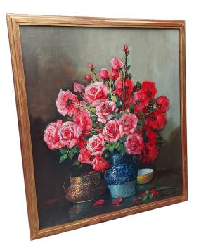 Rode en roze rozen in een blauw geglazuurde pot