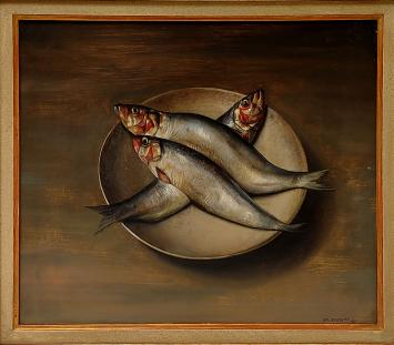 Stilleven van drie zilverkleurige sardines op een schaal, hyperrealistisch geschilderd door Pol Verswijver in 1975, met sober