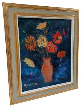 Stilleven, bloemen in vaas met blauwe achtergrond