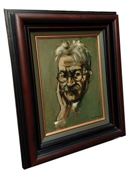 Mannenportret, man met snor en bril die bedenkelijk kijkt