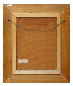 Mannenportret, man met snor en bril die bedenkelijk kijkt