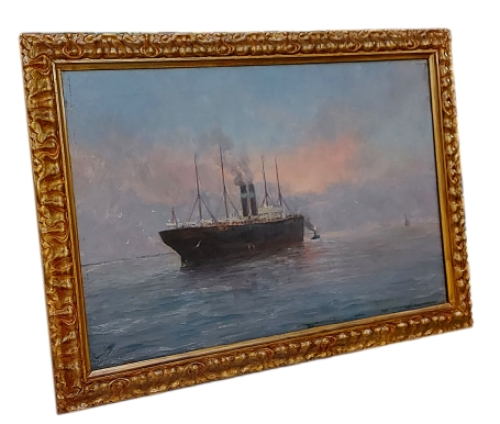 Sleepboot met stoomschip bij valavond in de lente