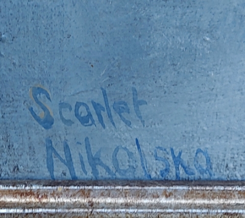 Scarlet Nikolska met een olieverfschilderij