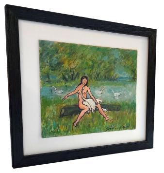 Naakte vrouw in het park spelend met de zwanen