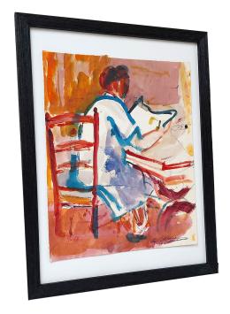 Dame die rustig de krant leest aan tafel