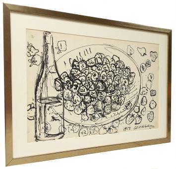 Stilleven met schotel aardbeien en fles op tafel 1958
