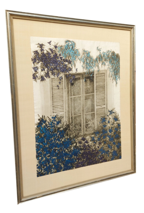 Het oude raam met frisse bloemen 1983 50/70